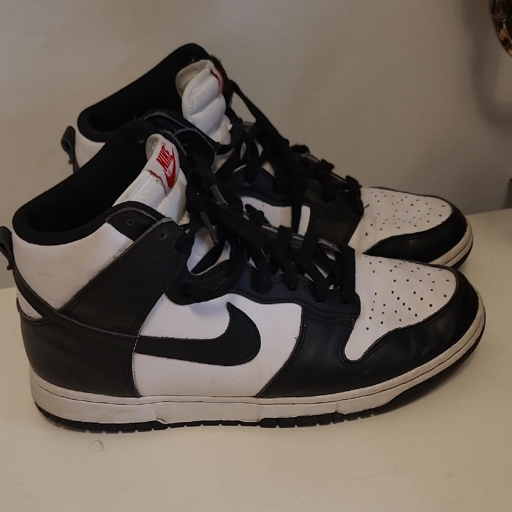 Nike Black and White Sneakers - Picture 5 of 13